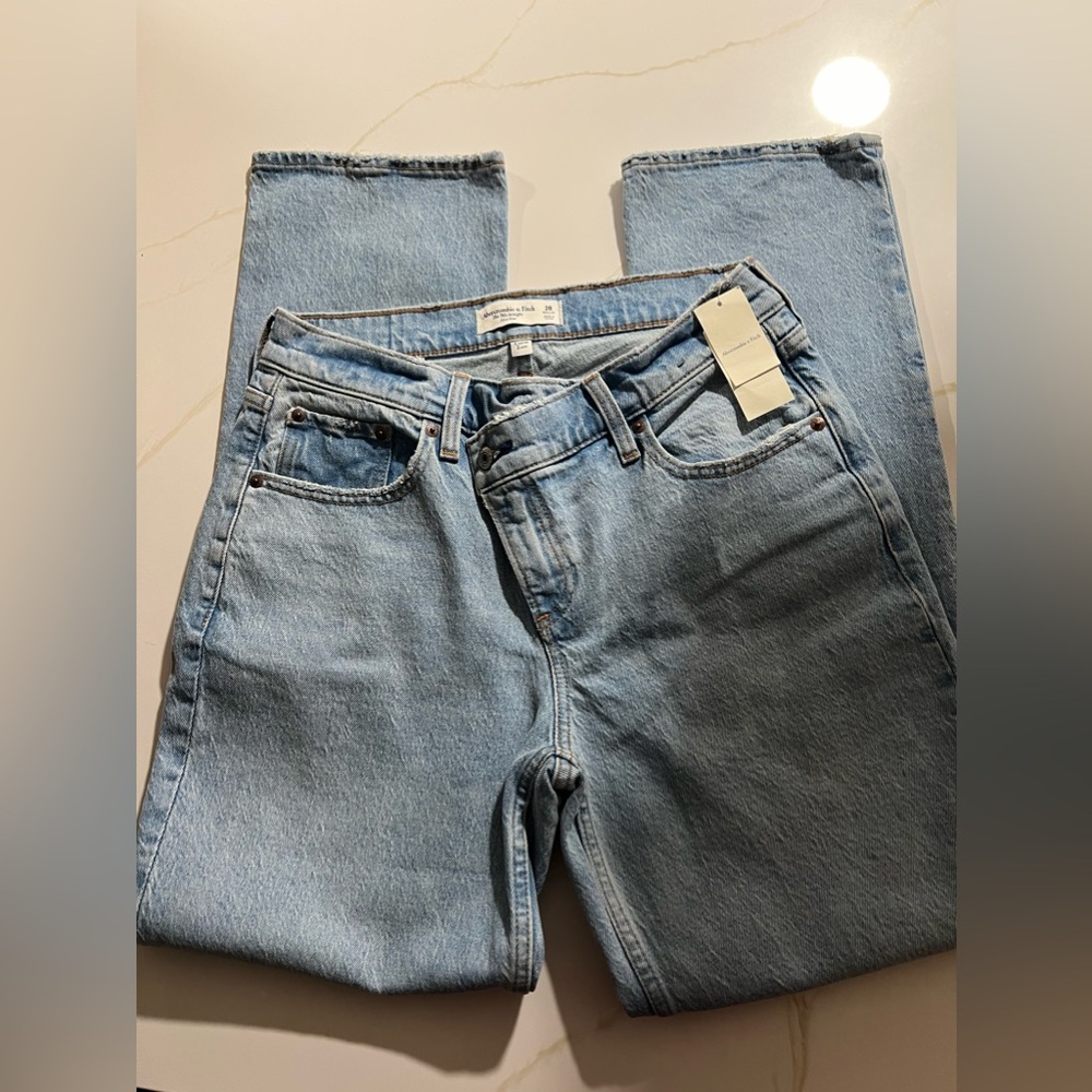 BRAND NEW ABERCROMBIE AND FITCH Curve Love Mid Rise 90s Straight Jean